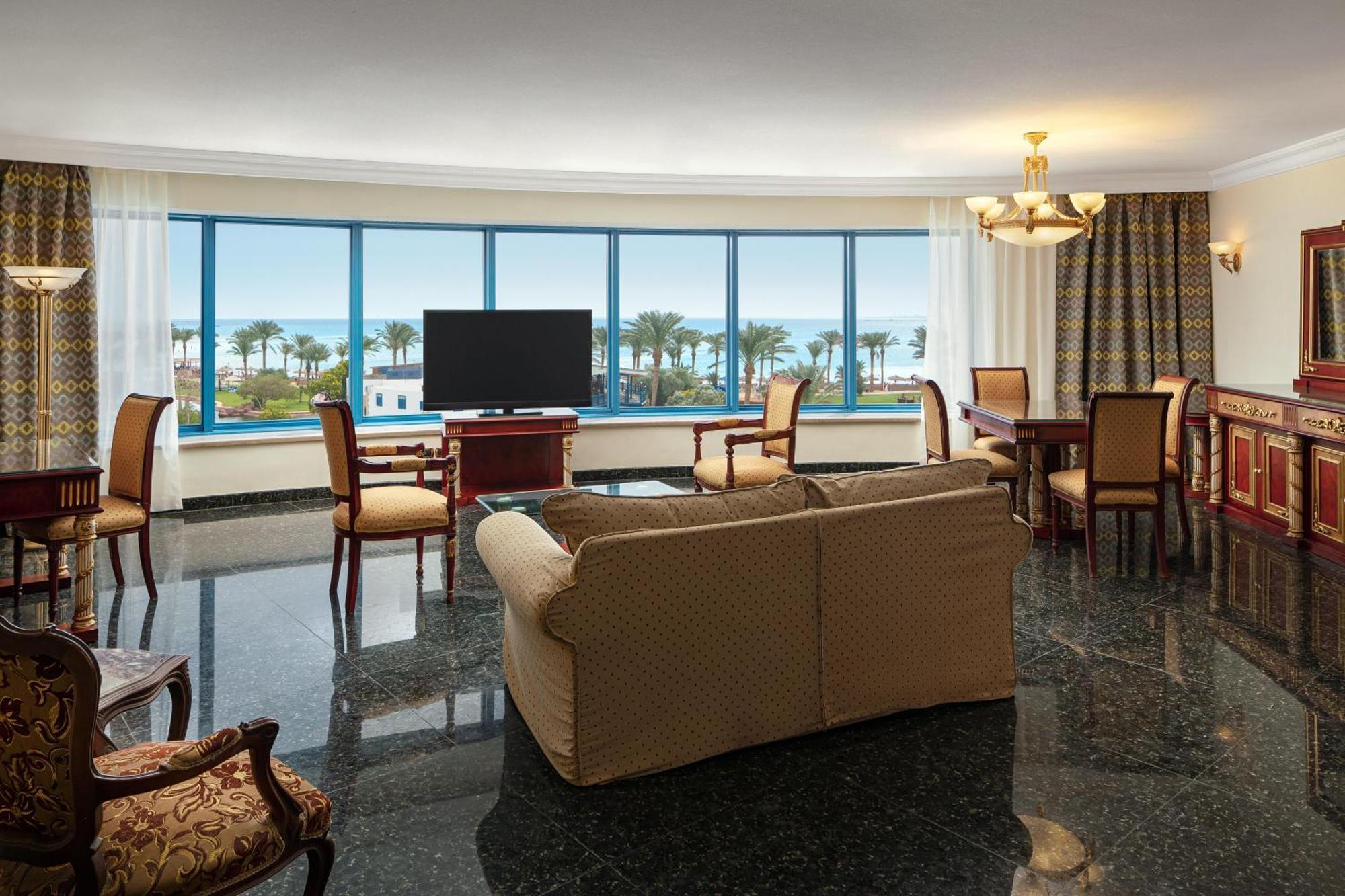 Palm Royale -
